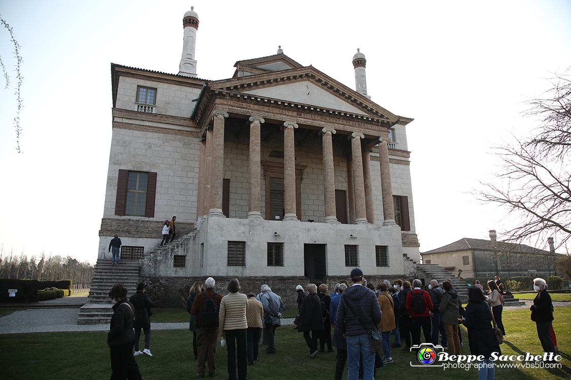VBS_6974 - Villa Foscari detta La Malcontenta - Mira (Venezia).jpg - VILLA FOSCARI detta LA MALCONTENTA Villa veneta a Mira (Venezia) progettata da Andrea Palladio nel 1559 per i fratelli Nicolò e Alvise Foscari, appartenenti a una delle famiglie più potenti della Repubblica di Venezia. La residenza ha un carattere maestoso e imponente. L'edificio fu voluto da Nicolò Foscari (proprietario della celebre Ca' Foscari sul Canal Grande),